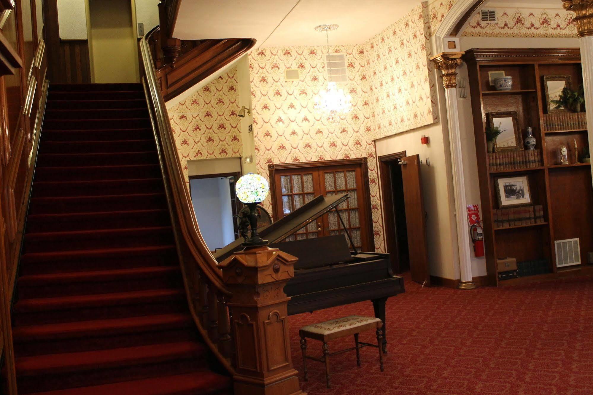 Decker Hotel & Bar Maquoketa Esterno foto